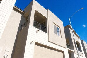 Exterior detail - Cozy townhome in charming Henderson with AC, WiFi (Henderson)