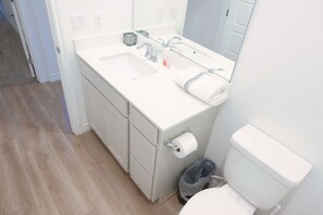 Haartrockner, Handtücher, Toilettenpapier