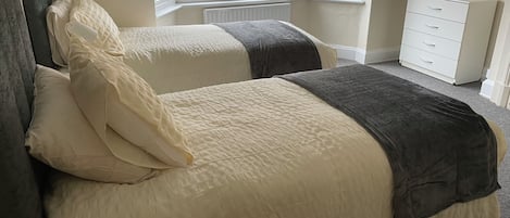 4 dormitorios, tabla de planchar con plancha, wifi y ropa de cama