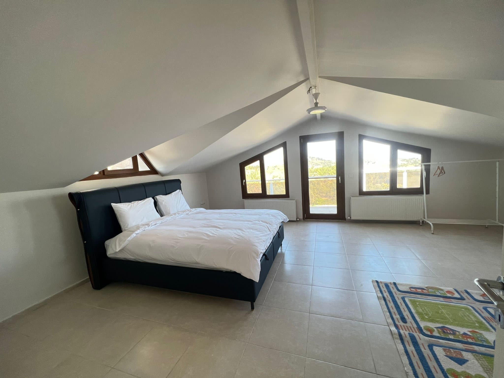 5 chambres, coffres-forts dans les chambres, bureau