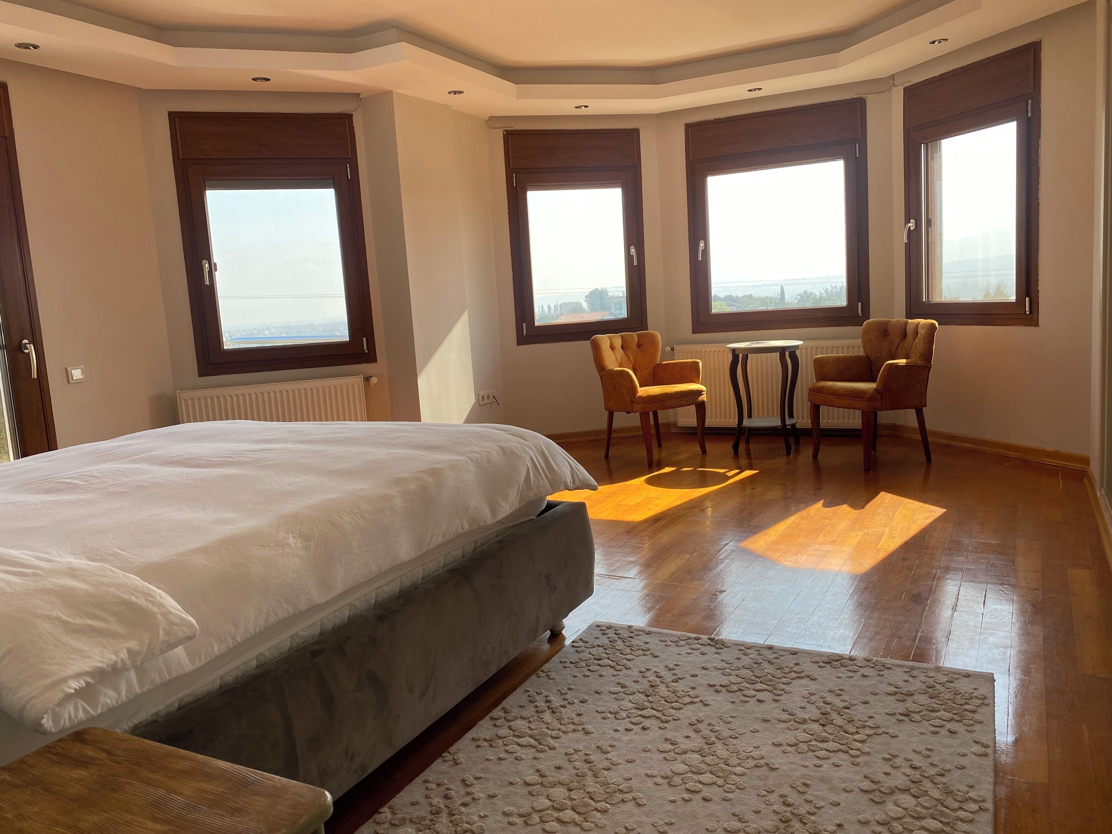 5 bedrooms, in-room safe, desk, iron/ironing board