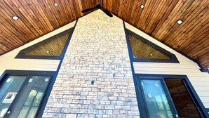 Un edificio con fachada de piedra y techo de madera inclinado.