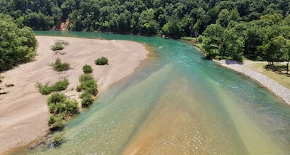 BRAND NEW Luxury and Privacy 4 bedroom 3 bathroom Cabin on Current River