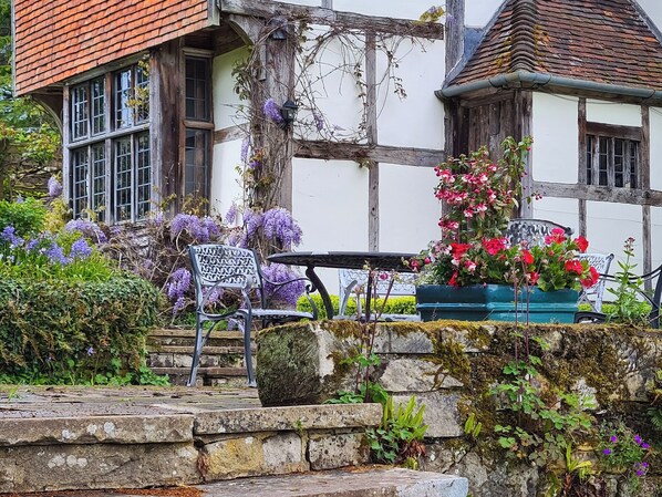 Outdoor dining - 2 bedroom accommodation in Hartfield (Hartfield)