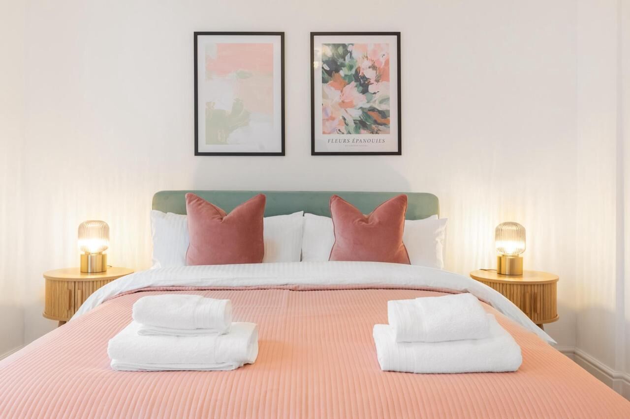 3 habitaciones, tabla de planchar con plancha, wifi y ropa de cama 