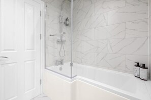 Bidet, towels, soap, shampoo - Amazing 3BR Home – 15 Min to Harry Potter Studios 25 Min to Luton Airport (Hemel Hempstead)