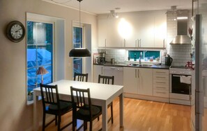 Kylskåp, spishäll, diskmaskin och kaffe- och tebryggare