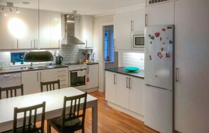 Réfrigérateur, micro-ondes, plaque de cuisson, lave-vaisselle