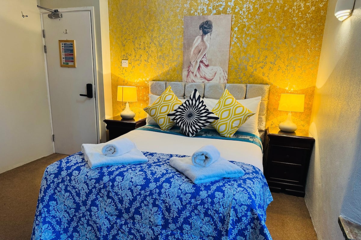 Deluxe Double Room | 1 bedroom, desk, iron/ironing board, free WiFi