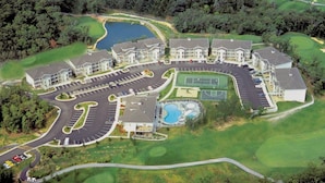 An aerial view of a golf course with a residential building complex, including a parking area and a swimming pool. - WorldMark Branson - 1 Bedroom (Branson)