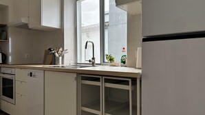 Wasserkocher mit Kaffee-/Teezubehör, Kühlschrank, Mikrowelle, Ofen