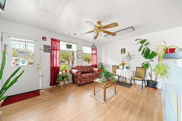 Lobby sitting area - Efficiency Lodge - Austell  (Austell)