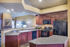 Frigorífico, microondas, placa de cocina y cafetera o tetera