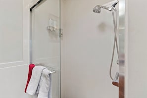 Shower, hair dryer, towels, soap - Classic Southwestern Gem in the Heart of Tucson (Tucson)