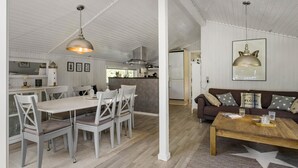 A modern interior with a dining area, kitchen, and living space. - 3 bedroom nice home in Fjerritslev (Fjerritslev)