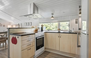 Refrigerador, parrilla de estufa, lavavajillas y cafetera y tetera