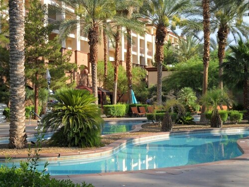 Las Vegas | Romantic Vegas Retreat | Pool + Hot Tub
