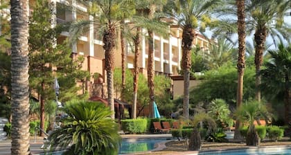 Las Vegas | Romantic Vegas Retreat | Pool + Hot Tub