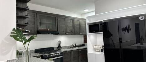 Frigorifero, microonde, forno, piano cottura