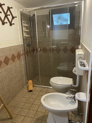 Dutxa, assecador de cabells, bidet i tovalloles
