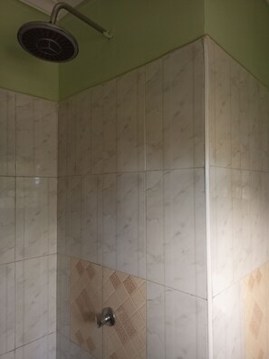 Hårføner, håndklær, såpe og toalettpapir