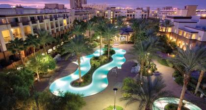 Las Vegas | Romantic Vegas Retreat | Pool + Hot Tub