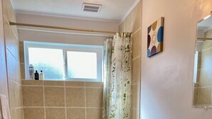 Un baño con bañera, inodoro y lavamanos.