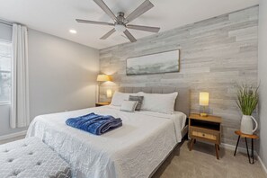 2 habitaciones, escritorio, tabla de planchar con plancha y wifi gratis 