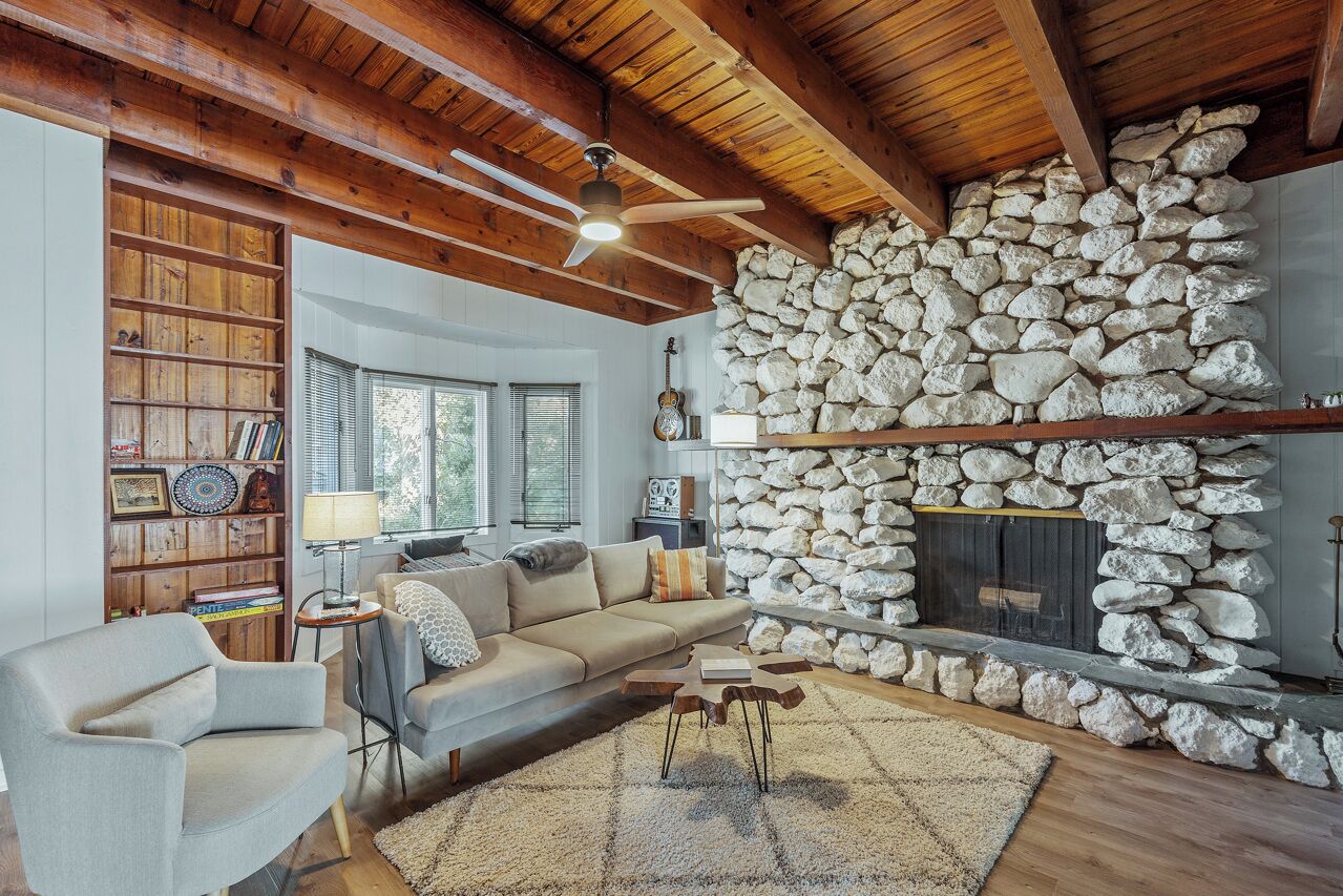 Smart-tv, een open haard en een computerscherm