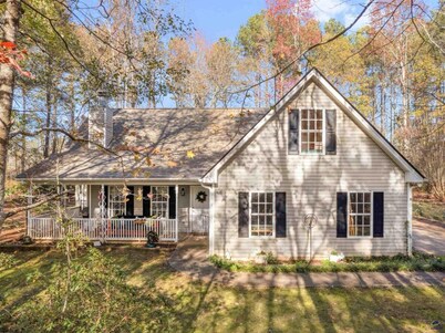 Charming 4-bedroom house with fire pit, rocking chair front porch and WiFI.