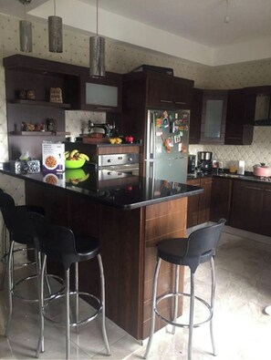 Private kitchen - Terrific 3-bedroom house in Weibdeh with stunning views (Weibdeh)