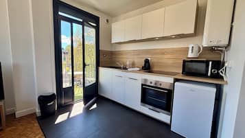 Fridge, microwave, oven, coffee/tea maker