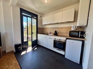 Fridge, microwave, oven, coffee/tea maker