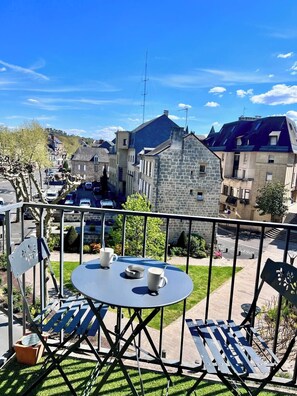 Outdoor dining - Casa #1407 - T2 Climatisé avec Balcon - Hyper Centre (Brive-la-Gaillarde)