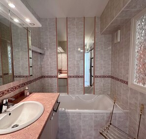 Douche, sèche-cheveux, serviettes fournies