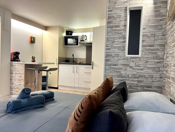 WiFi, bed sheets - Casa Cloutiers #1 -Studio RDC -Hyper Centre Brive (Brive-la-Gaillarde)