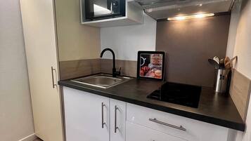 Frigorífico, microondas, cafetera o tetera y tostadora