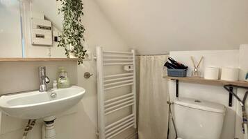 Douche, sèche-cheveux, serviettes fournies