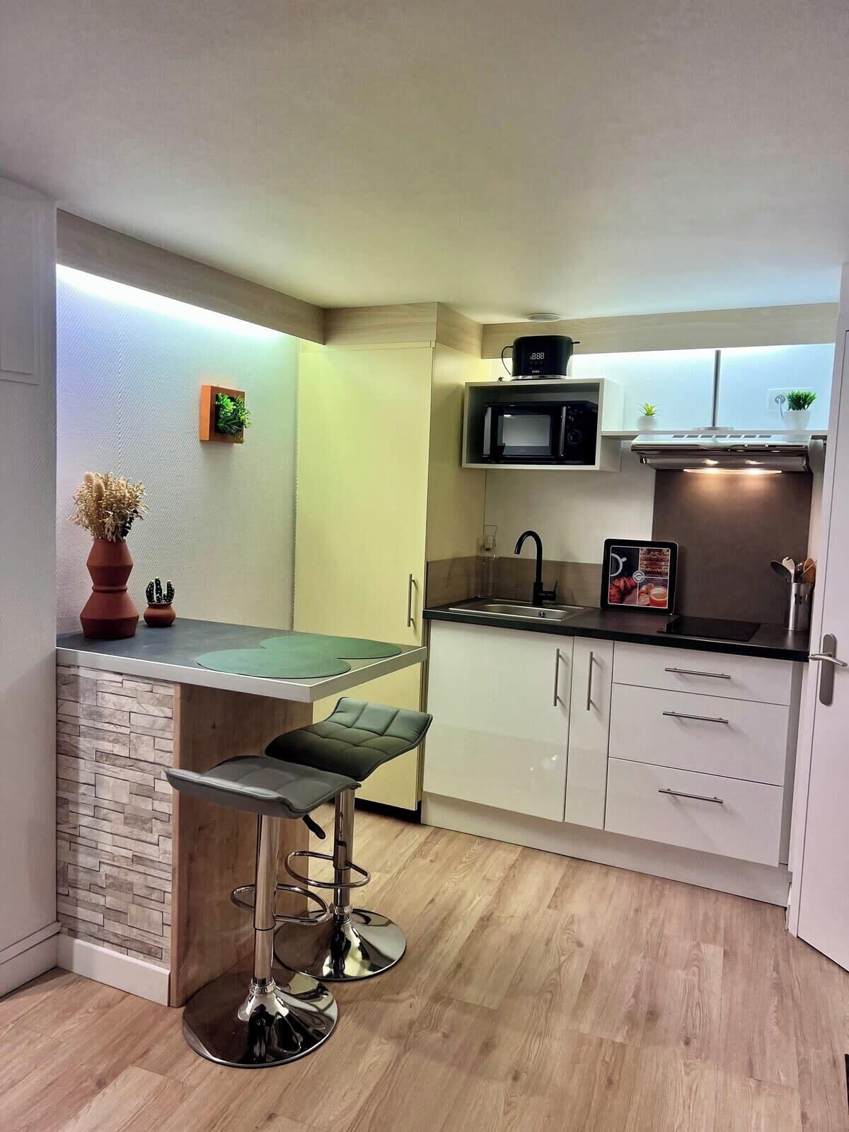 Kühlschrank, Mikrowelle, Wasserkocher mit Kaffee-/Teezubehör, Toaster