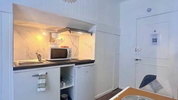 Frigorífico, microondas, cafetera o tetera y tostadora