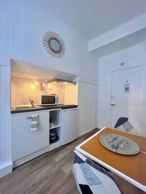 Refrigerador, microondas, cafetera y tetera y tostadora 