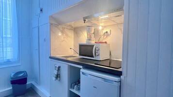 Een koelkast, een microgolfoven, een koffiezetapparaat/waterkoker