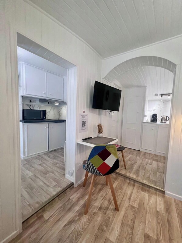 Fridge, microwave, coffee/tea maker, toaster - Casa Cloutiers #3 - Studio - Hyper Centre Brive (Brive-la-Gaillarde)