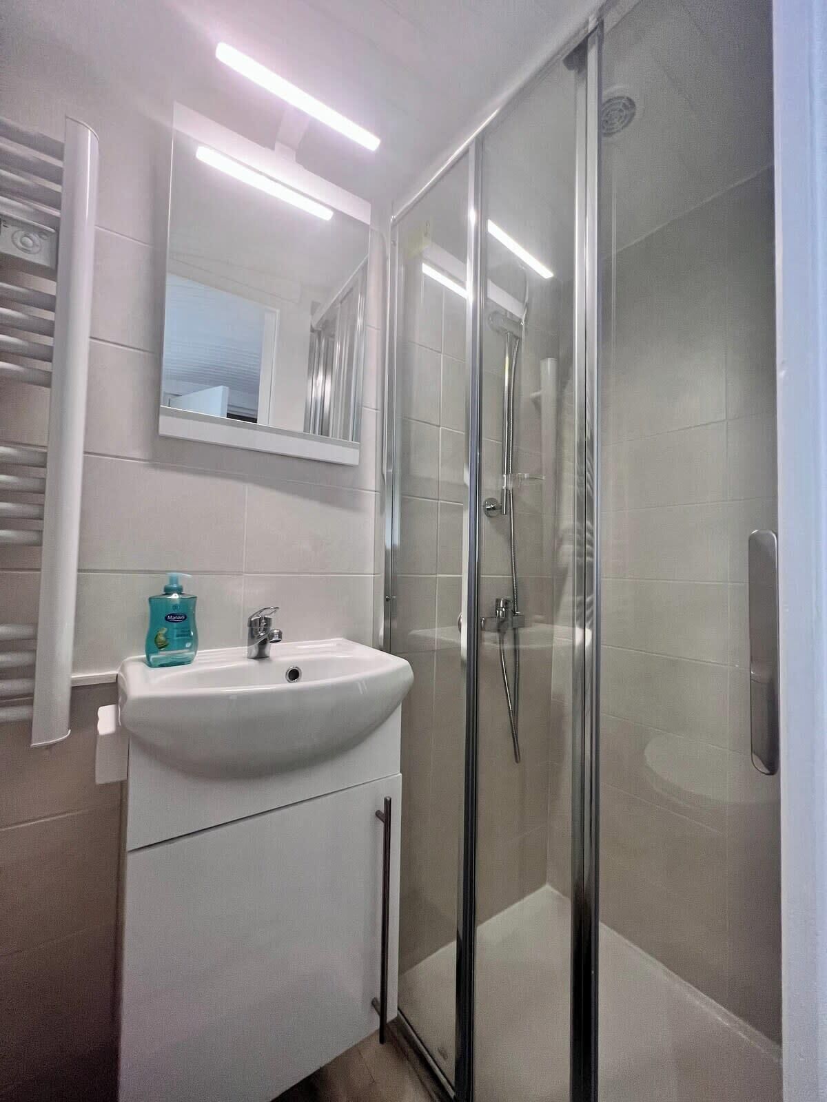 Bruser, hårtørrer, håndklæder