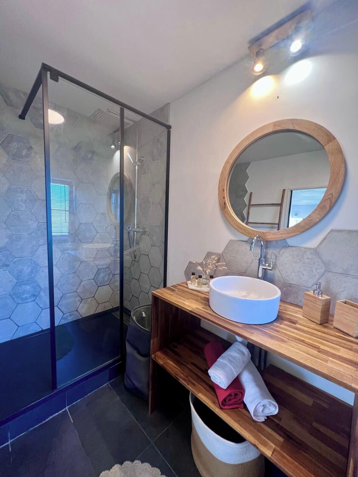 Douche, serviettes fournies