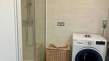 Shower, free toiletries, hair dryer, towels