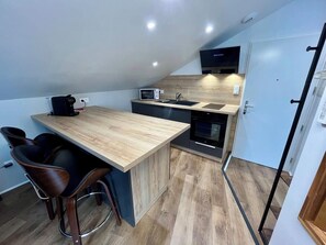 Kjøleskap, mikrobølgeovn, ovn og kaffetrakter/tekoker