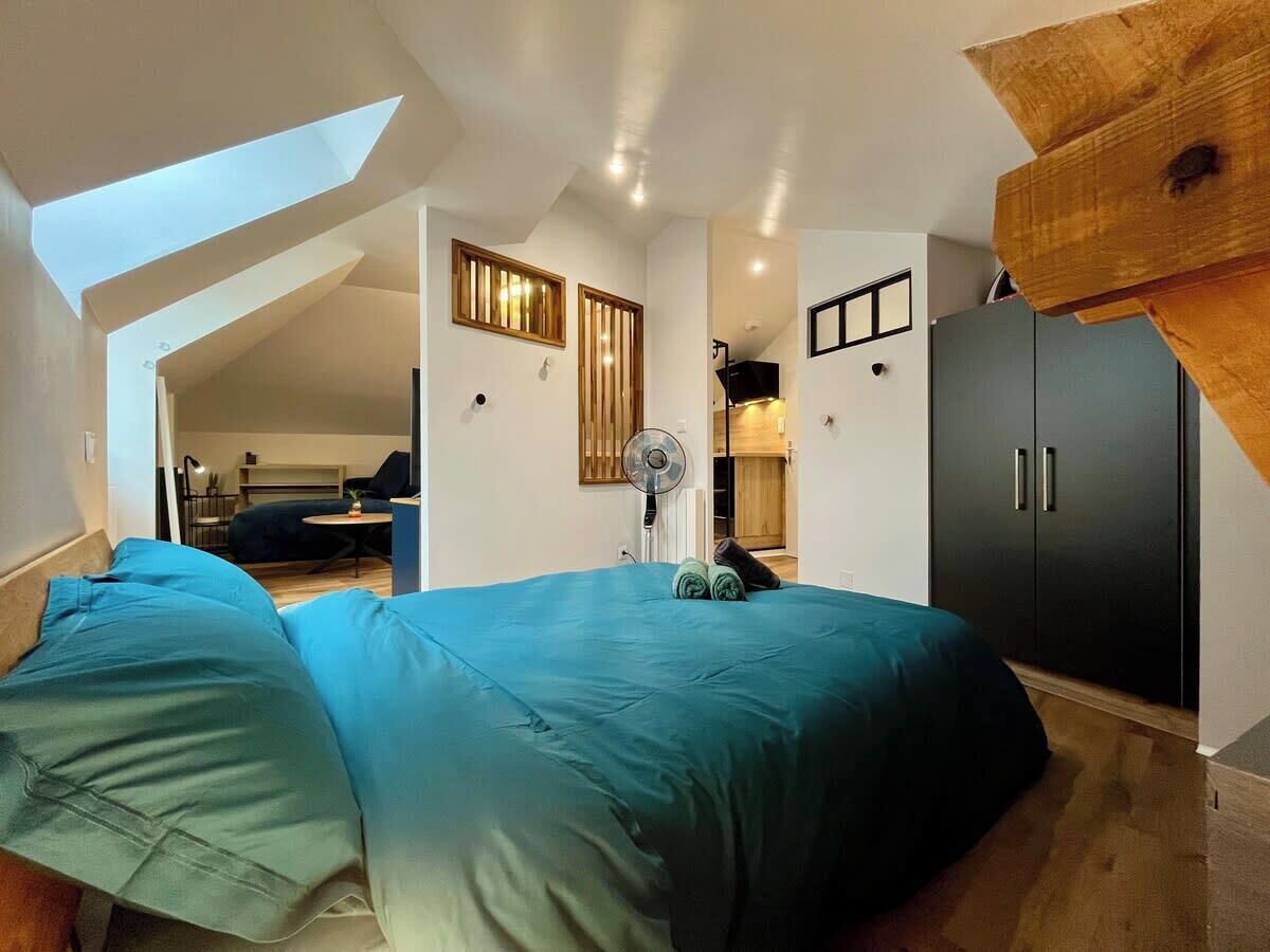 Tabla de planchar con plancha, wifi y ropa de cama 