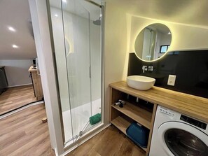 Dusche, kostenlose Toilettenartikel, Haartrockner, Handtücher