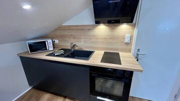 Een koelkast, een microgolfoven, een oven